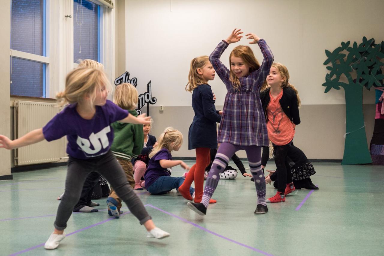 Kids zingen en dansen bij het Rijswijks Jeugstheater