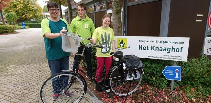 Knaaghof dolblij met nieuwe fiets nadat oude was gestolen