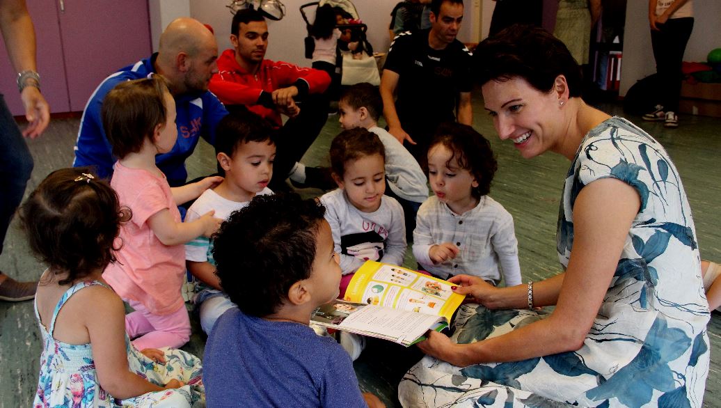 Wethouder Nicole Dierdorp leest voor