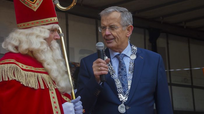 Optocht Sint per koets naar Raadhuisplein