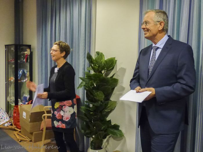 Vele dikke dames verlieten even na negen uur  de zaal