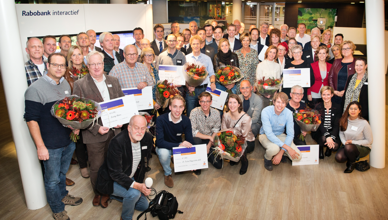 Rabobank reikt cheques uit
