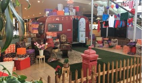 De Sinterklaas caravan staat er klaar voor