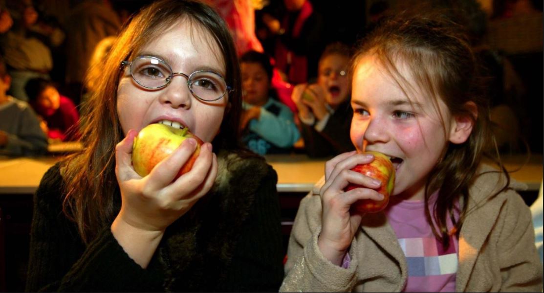 Scholieren Petrusschool krijgen schoolfruit van minister