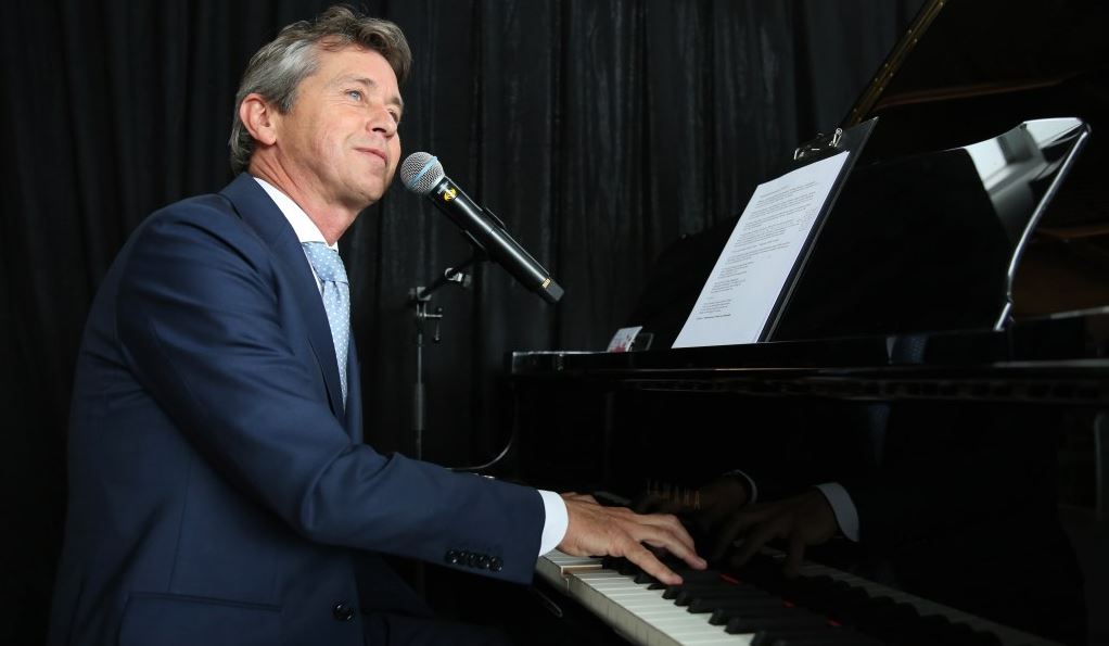 Gregor Bak opent de WinterHof Markt