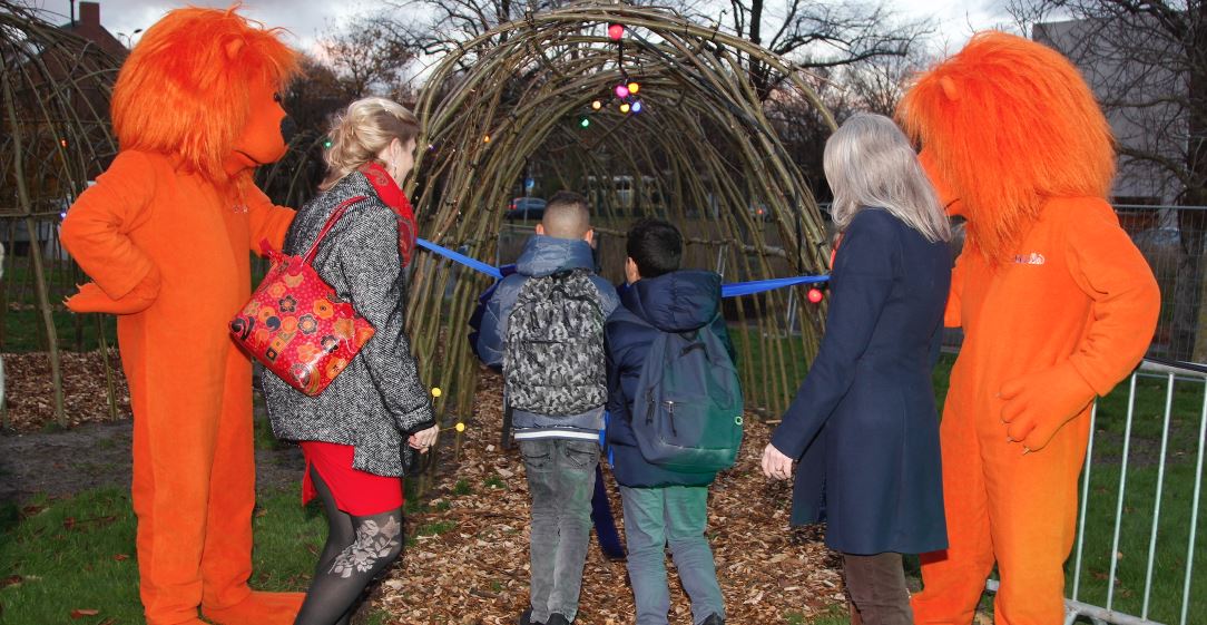 Wethouder Borsboom opent natuurspeeltuin op spoortunnel dak