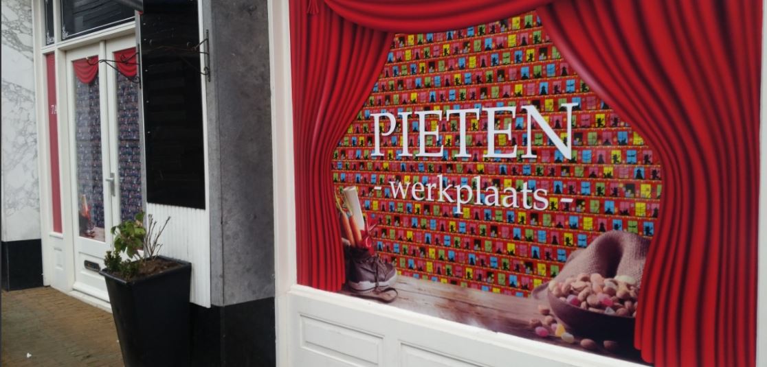 Zwarte Pieten aan het werk in Oud Rijswijk