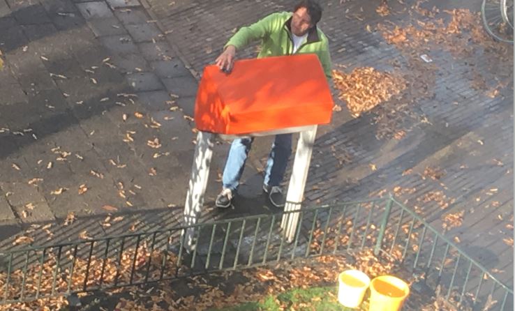 Rijswijker maakt PostNL brievenbus schoon