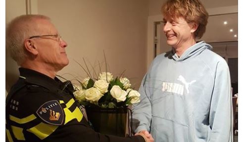 Rijswijker die jongetje uit water redt in de bloemen gezet