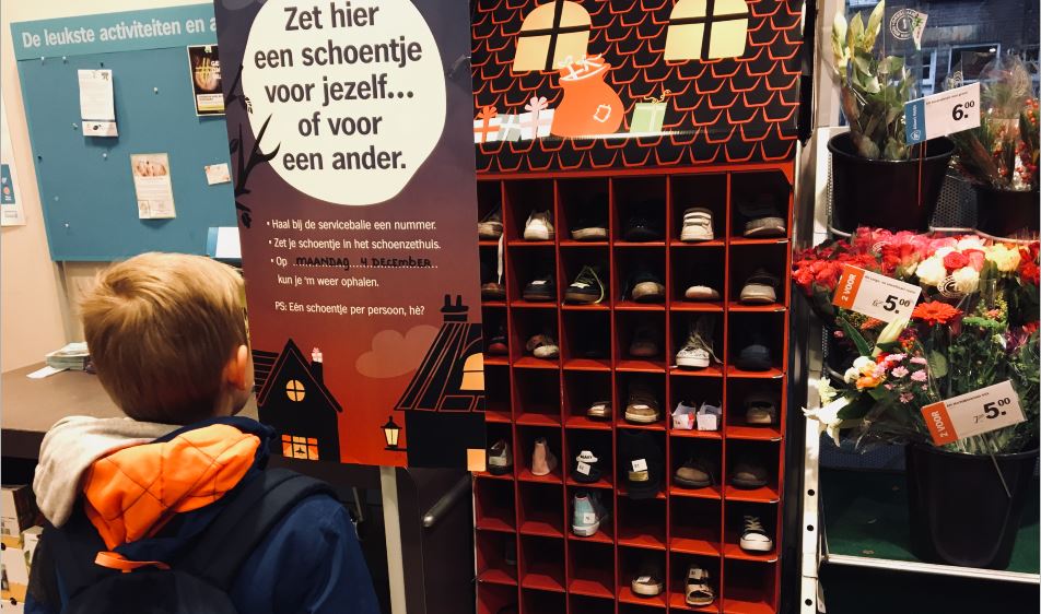 Schoen zetten bij AH voor Sinterklaas