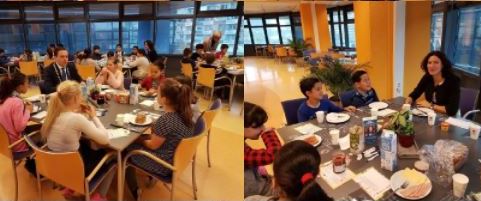 Leerlingen BS Kristal ontbijten op stadhuis