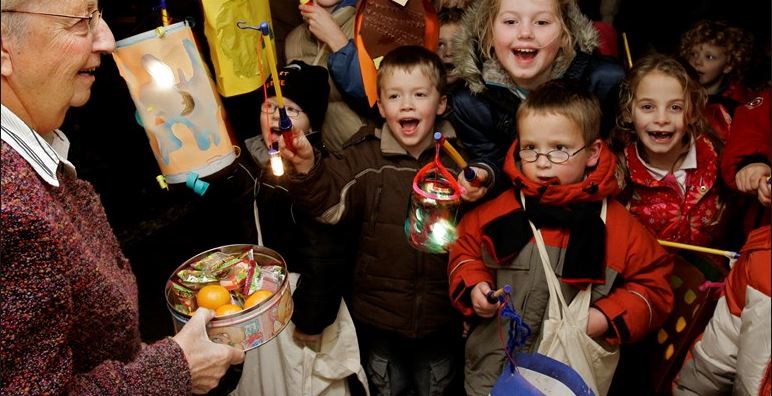Kinderen langs de huizen in Leeuwendaal met St. Maarten 