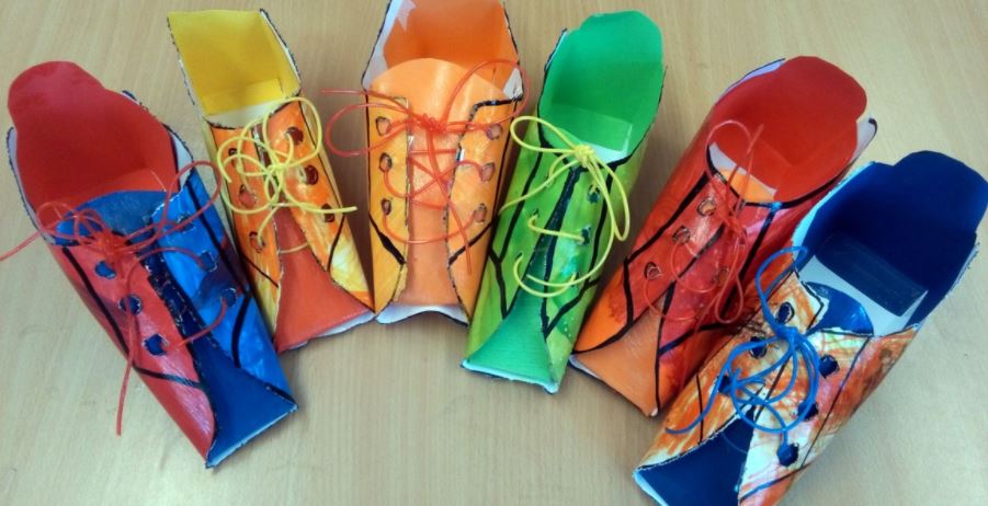 Schoen knutselen en inleveren, voorlezen en zingen in bibliotheek