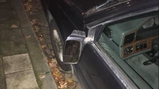 Spiegels van auto’s getrapt