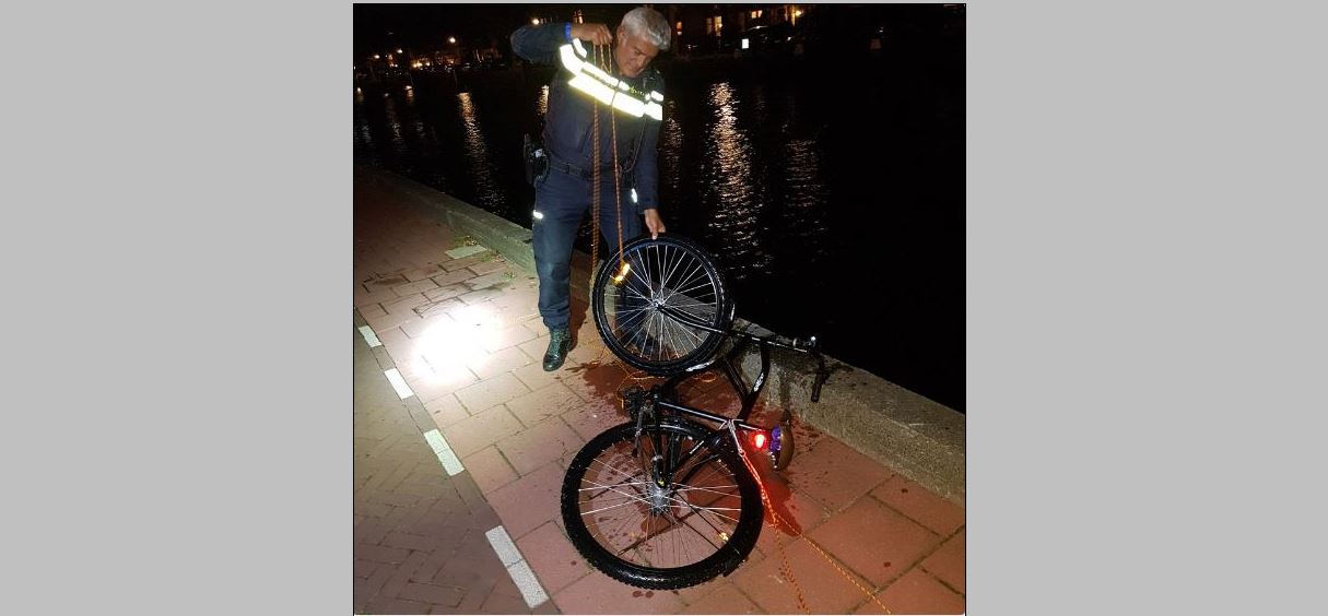 Omstanders redden jongetje uit de Vliet
