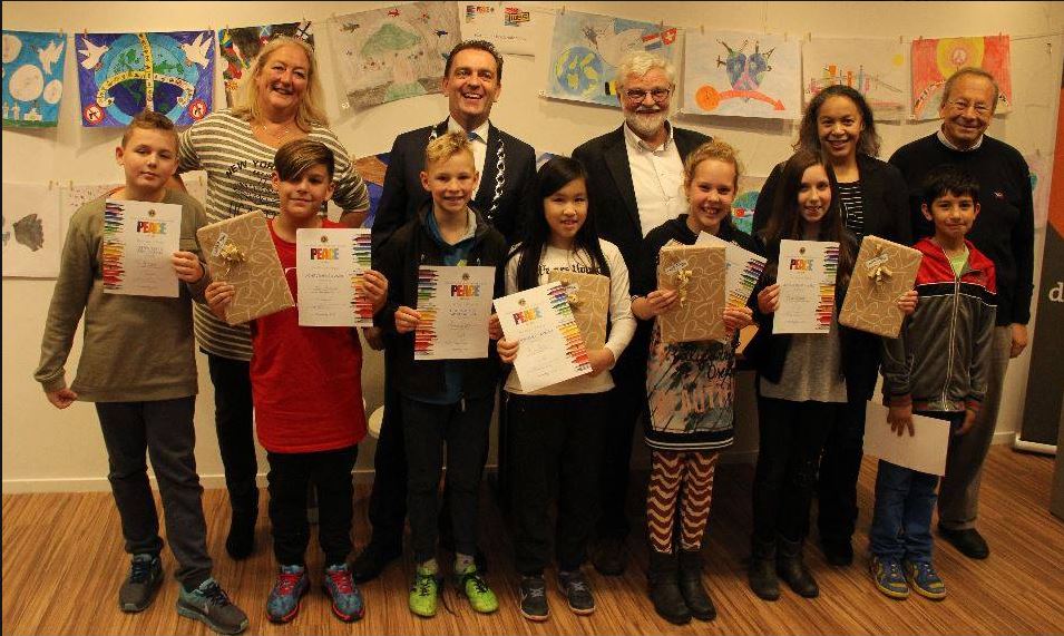 Feestelijke prijsuitreiking Vredesposter wedstrijd