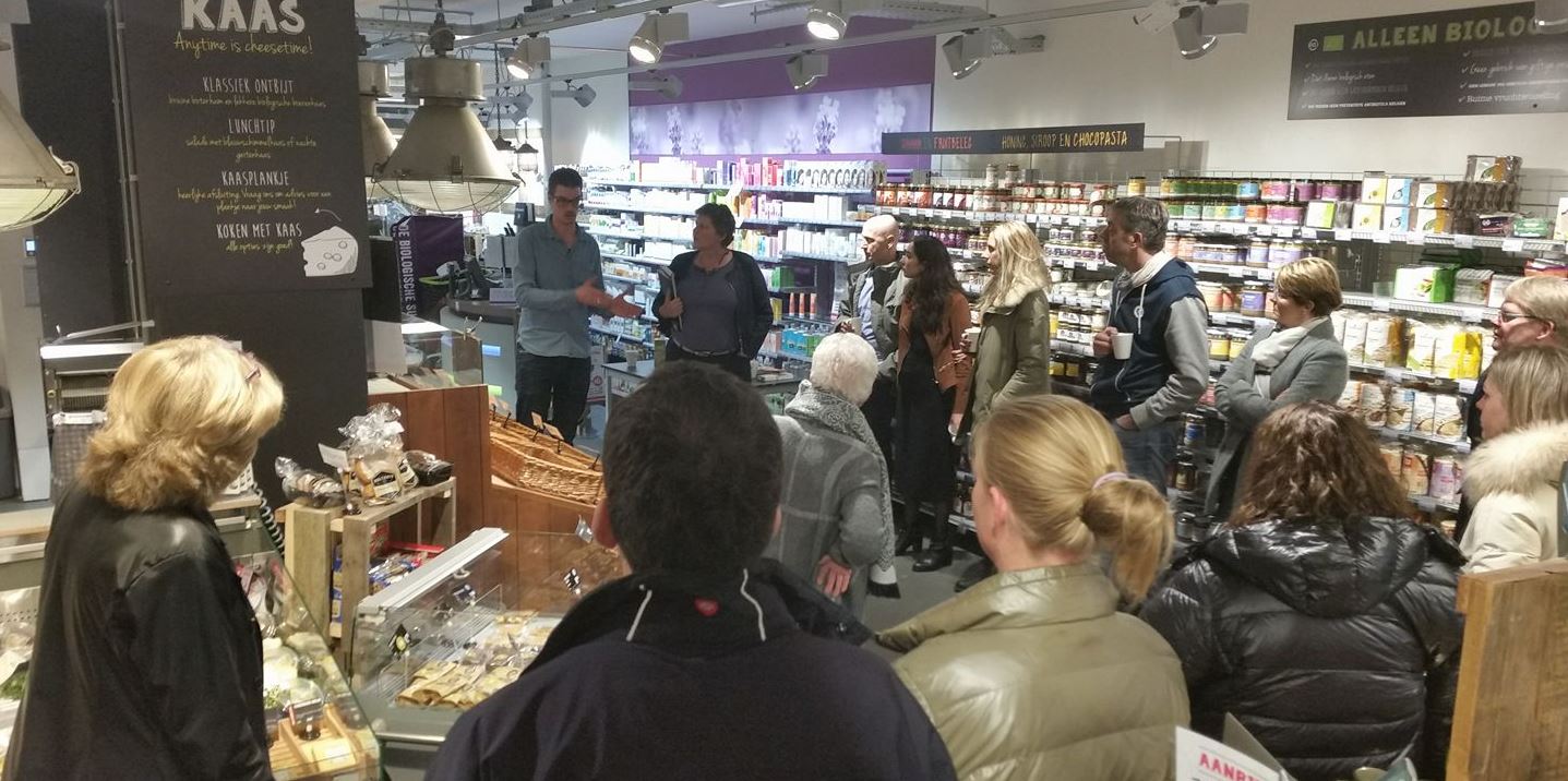 Winkeliers Oud Rijswijk overleggen over Dickens