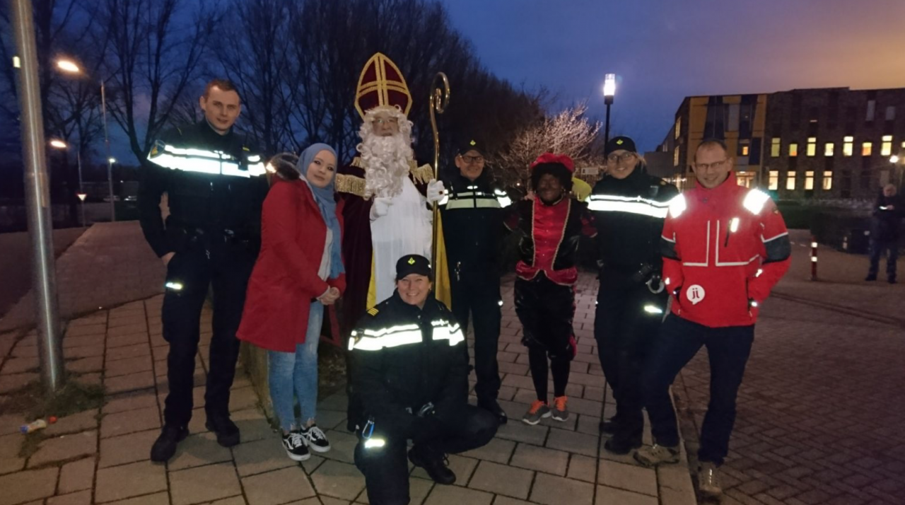 Sint schiet wijkagent te hulp