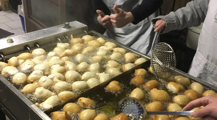 Traditionele oliebollen- en appelflappenactie voor Westhoff