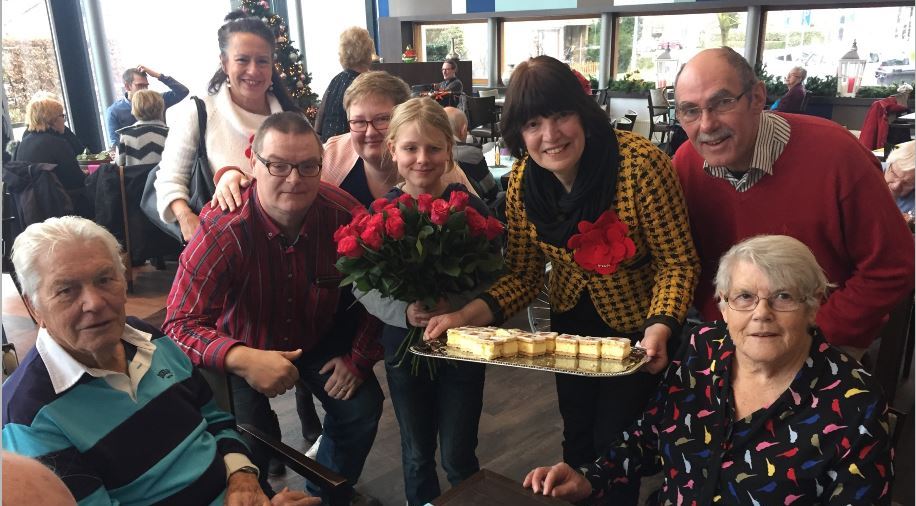 PvdA-gebakje bij de koffie voor bewoners Steenvoorde