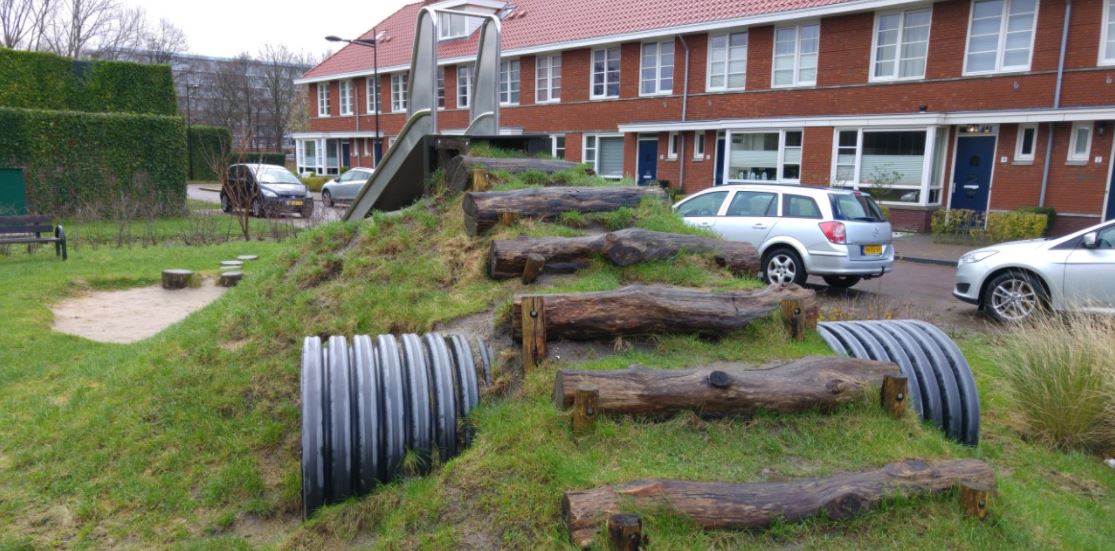 Speeltuin in Eijkelenburg is een gevaarlijke puinhoop