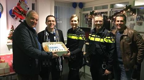Burgemeester en wethouder mee met hulpdiensten