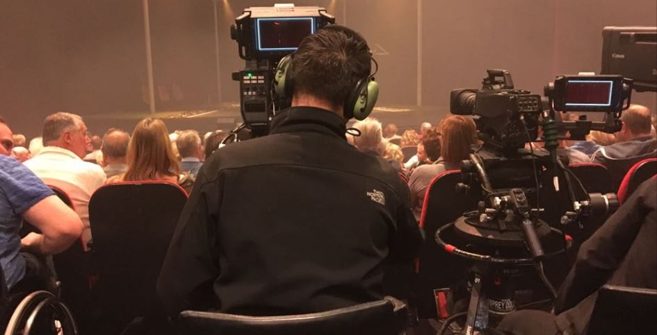 Oudejaarsconference Sjaak Bral uit Rijswijk bij TV West