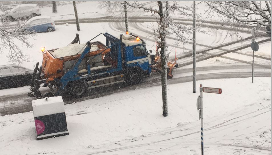 Sneeuwschuivers en zoutstrooiers vol in actie in Rijswijk