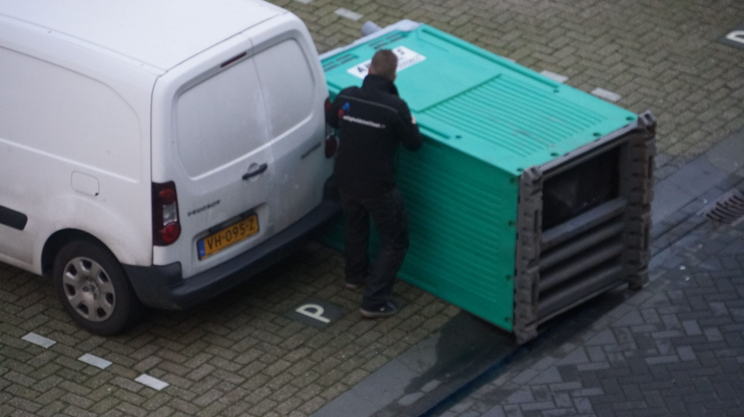 Stormachtige Zuidwesterwind raast flink over Pijnacker Stormachtige Zuidwesterwind raast flink over Pijnacker