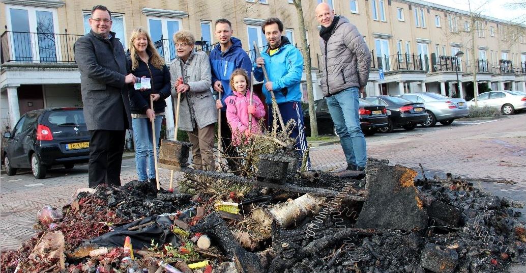 Wethouder Van der Meij geeft bewoners een fruitpakket