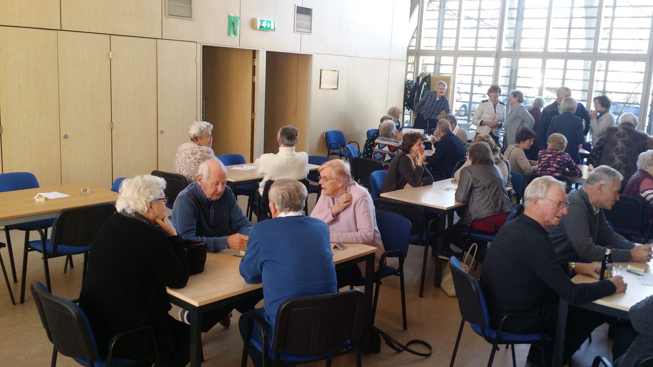 Klaverjassen bij het parochiehuis