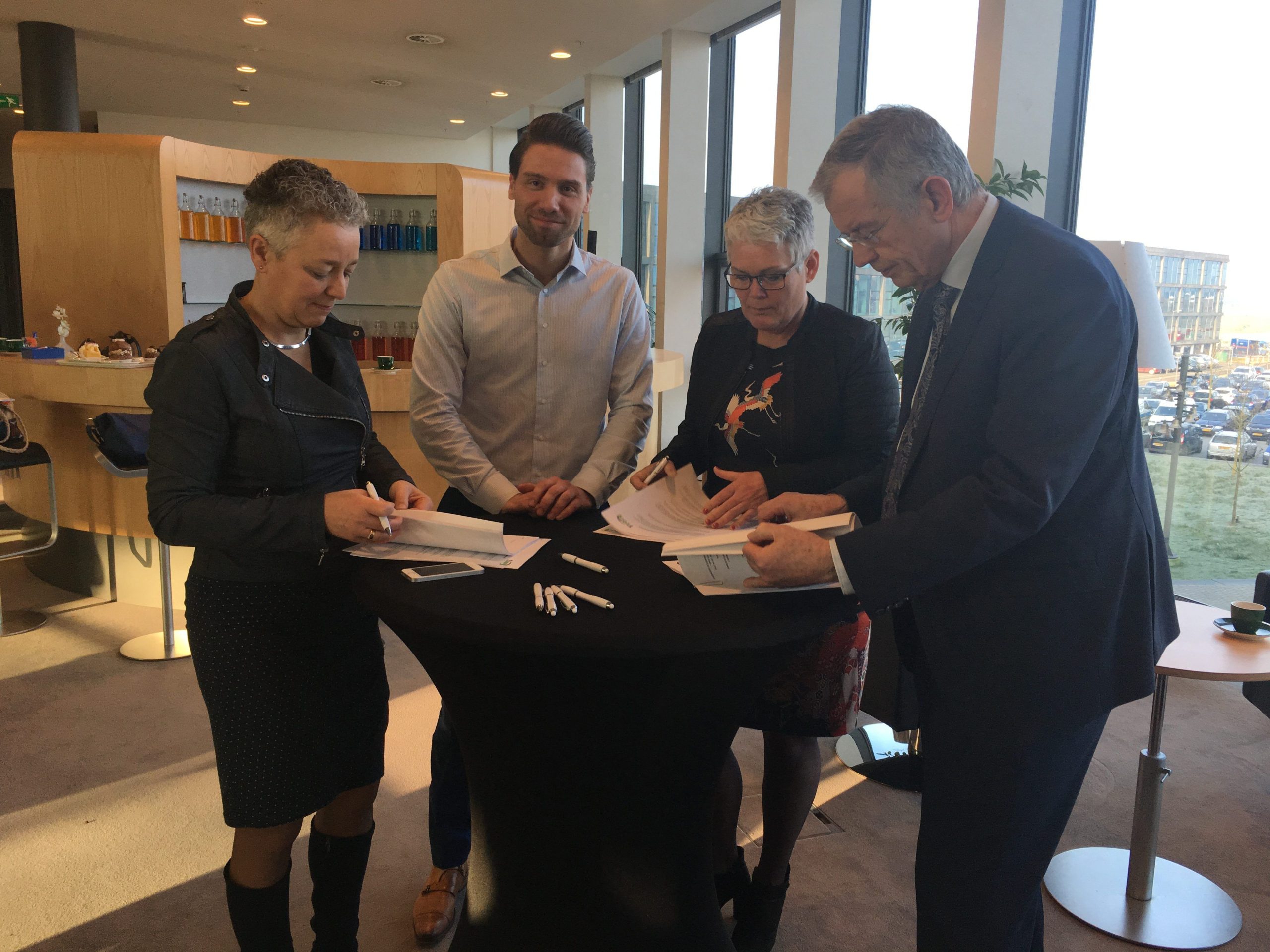 Wethouders tekenen nieuw contract hulp huishouden Wethouders tekenen nieuw contract hulp huishouden