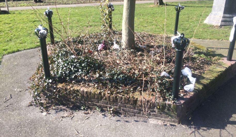 Hondenbezitters hangen poepzakjes in monument
