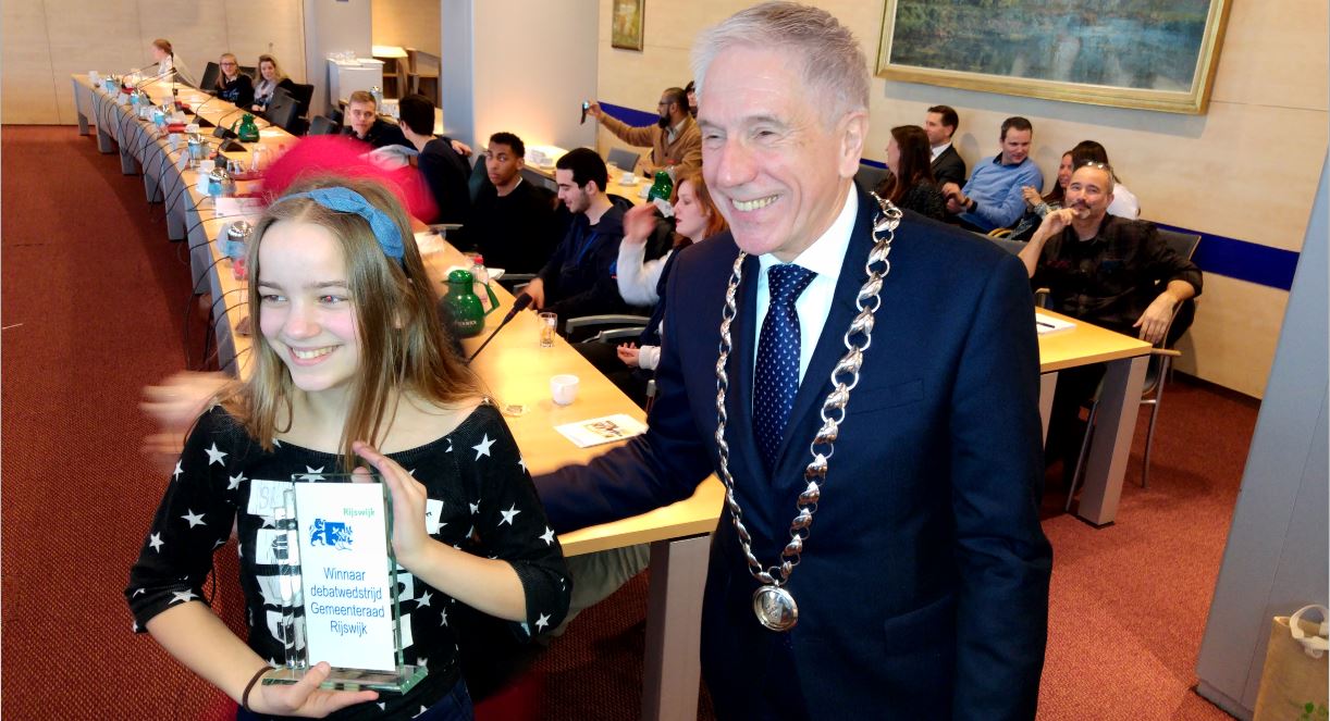 Ninthe de Zeeuw krijgt prijs van loco-burgemeester René van Hemert