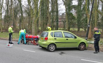 Bestuurder onwel en knalt tegen paal op