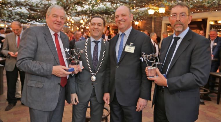 Burgemeester reikt drie Rijswijkse Erespelden uit