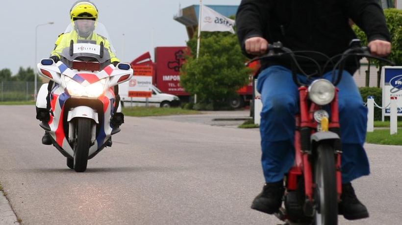 Brommer met 76 km over Laan van Oversteen