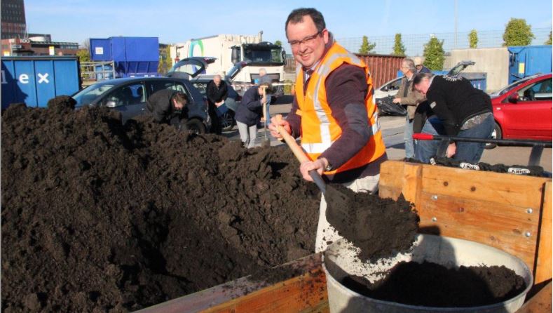 Gratis compost scheppen met de wethouder