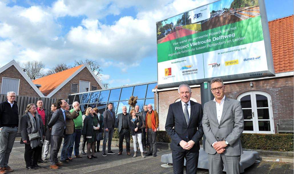 Wethouder geeft startsein herinrichting ‘fietsstraat’ Delftweg