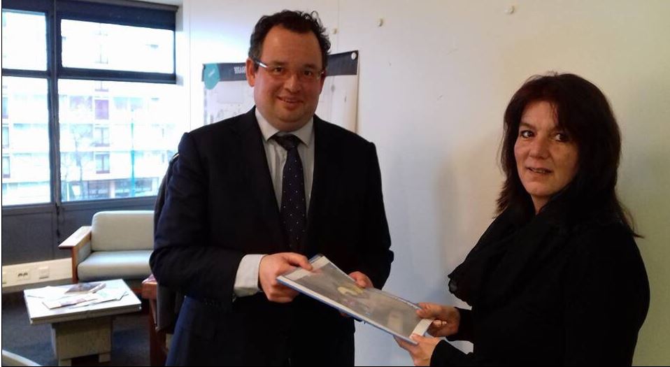 RijswijksBelang overhandigt klachten over grondwater aan wethouder