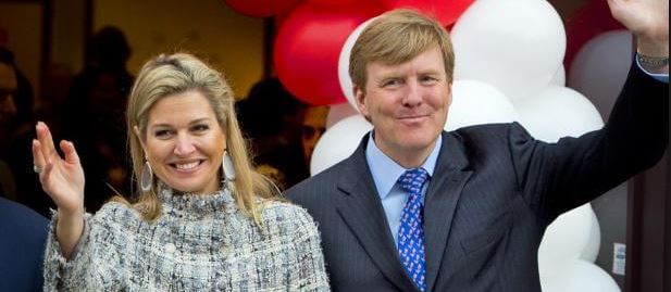 Koninklijk paar opent buurt boekenkast Don Bosco