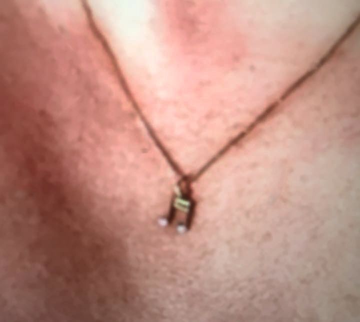 Help Monique aan haar ketting