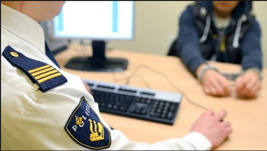 Cel voor verdachte die geslachtsdeel toont aan agente