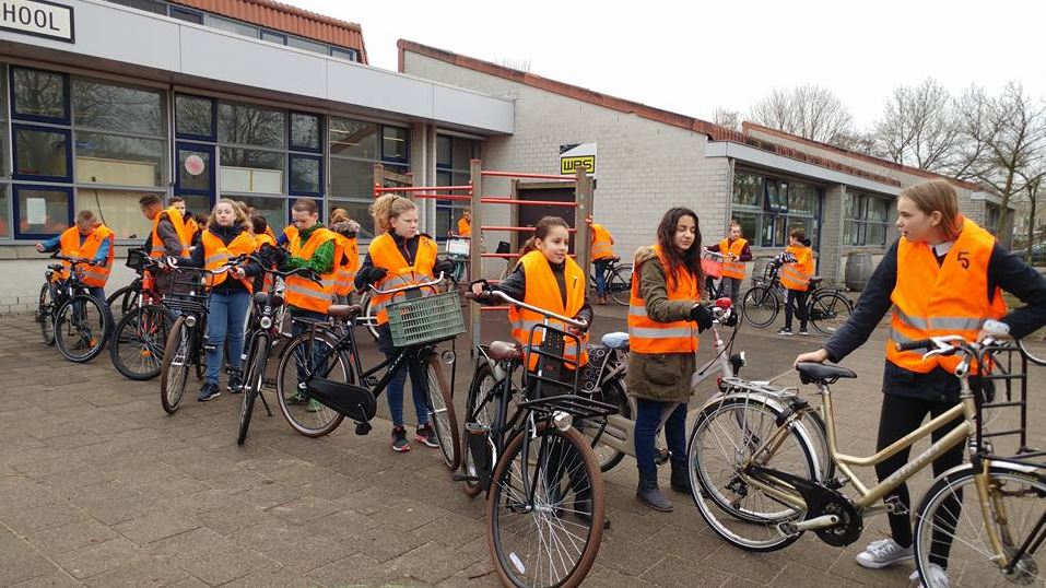 KIDS WETHOUDER BREDERODESCHOOL OP DE FIETS !!