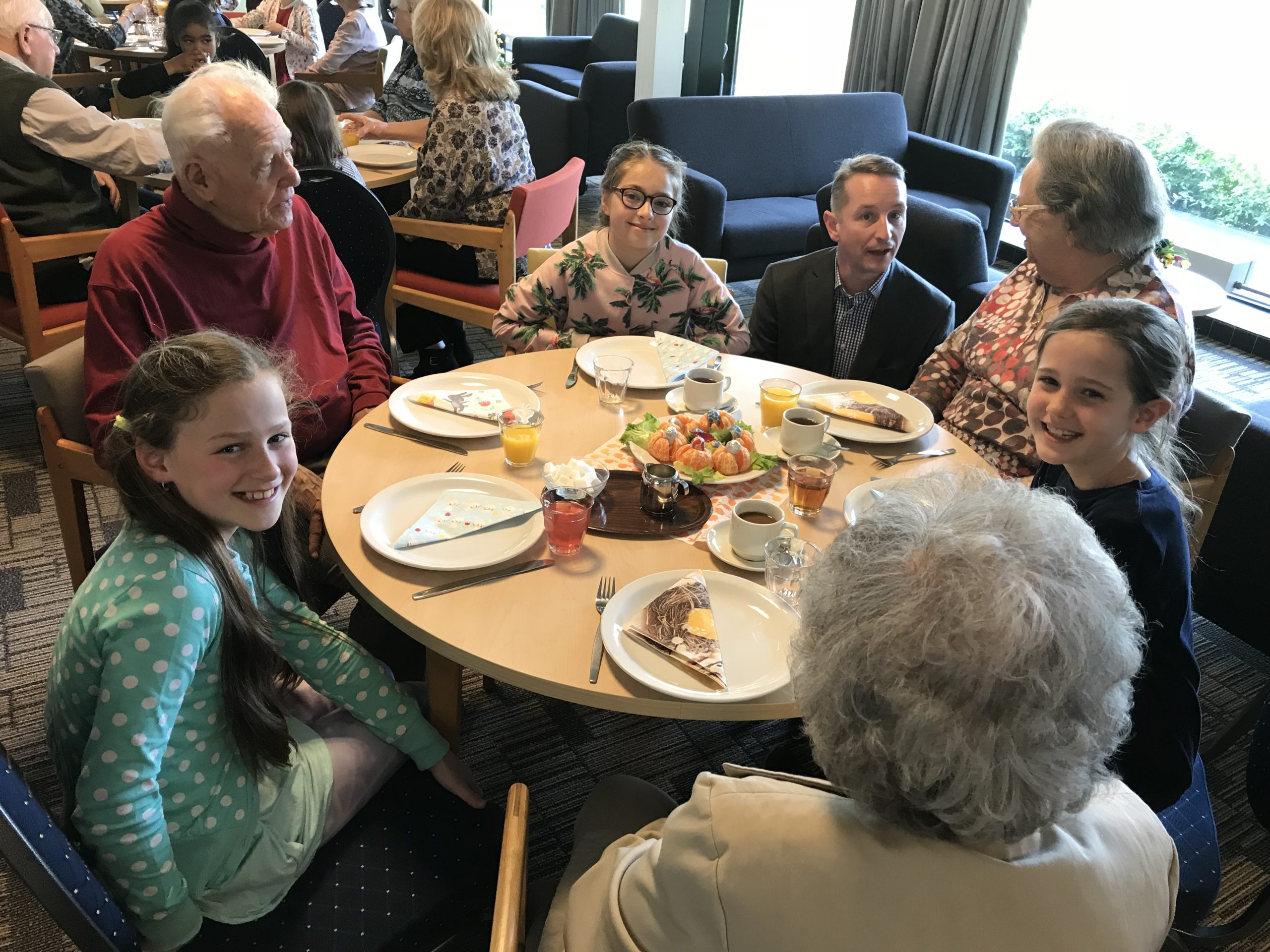 VIDEO: Jongeren en ouderen lunchen samen in Belvédère