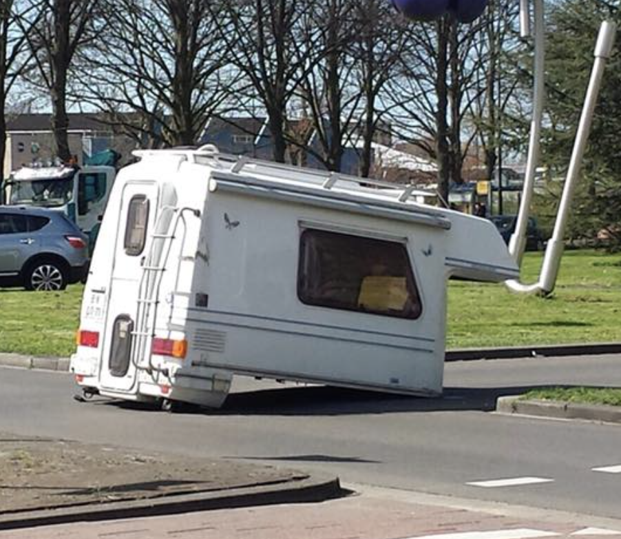 Camper geschaard op Schaapweg