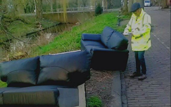 Bankstel gedumpt langs de sloot