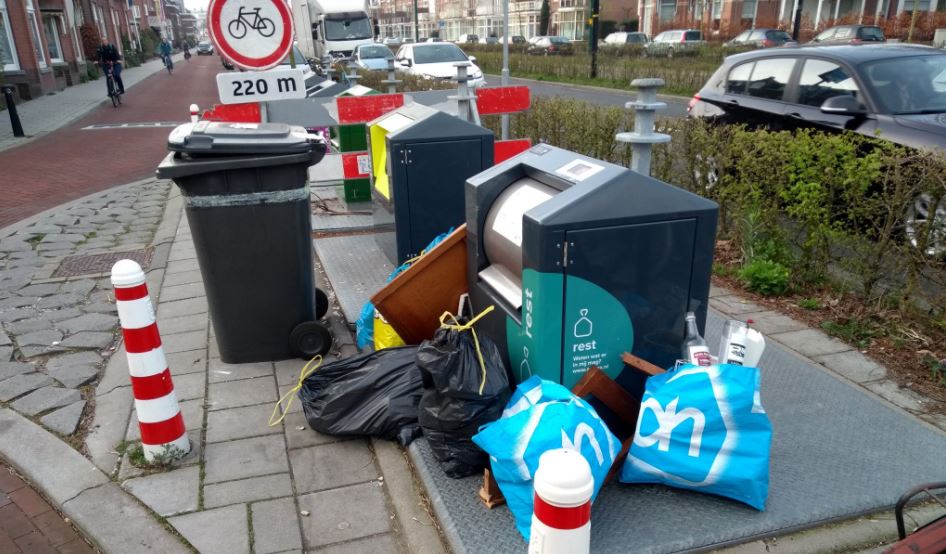 Ook in Leeuwendaal huisvuil naast de containers