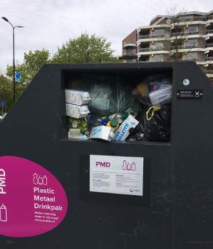 Containers in Bogaard, vol met Koningsdag