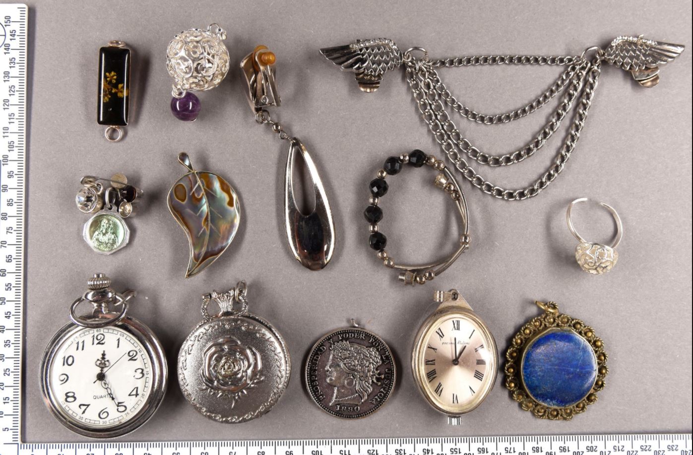 Eigenaren gezocht van tientallen juwelen en horloges, zie de foto’s